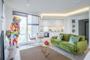 Superb Central Apt - River Views & Parking